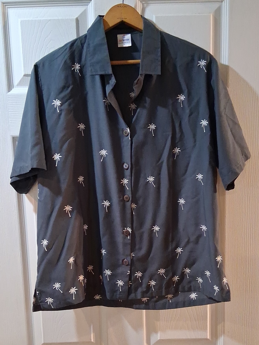 Women’s Short-Sleeve Button-Down Shirt in Charcoal with Palm Embroidery